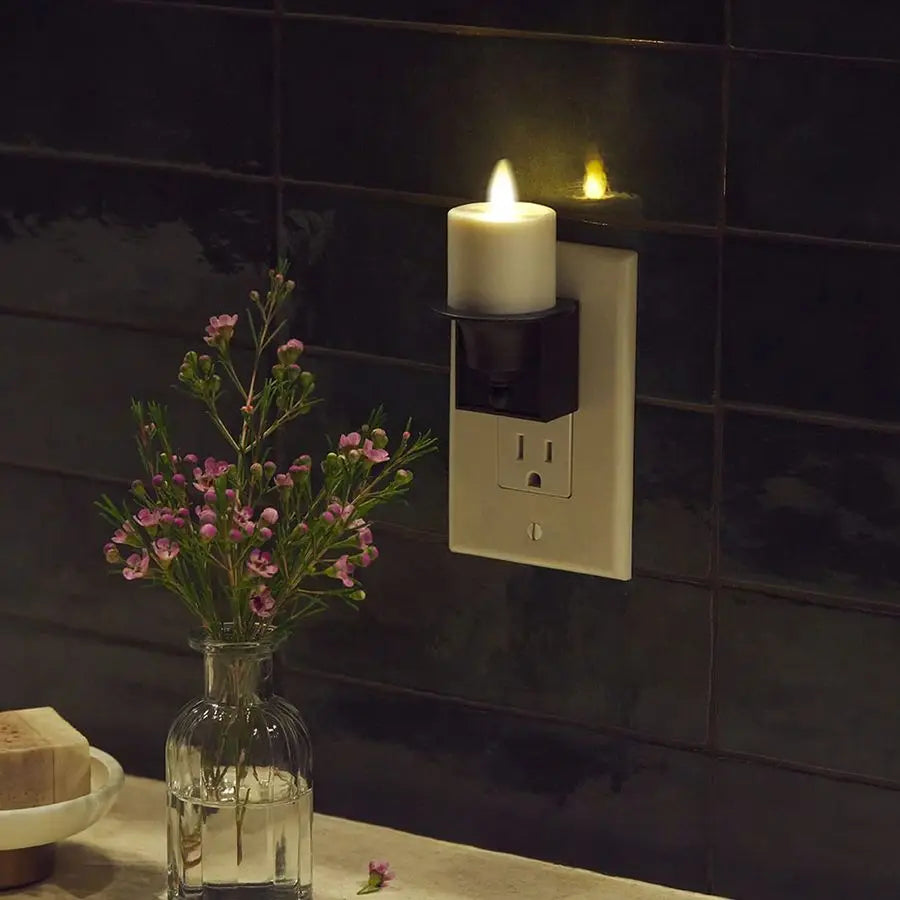 Flameless Candle Nightlight With Dusk to Dawn Sensor Plug LED